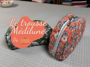 Coudre une trousse arrondie avec le tutoriel gratuit La Cabane à Coudre : modèle Médilune, trousse demi-lune zippée en tissu imprimé, idéale pour maquillage ou accessoires.