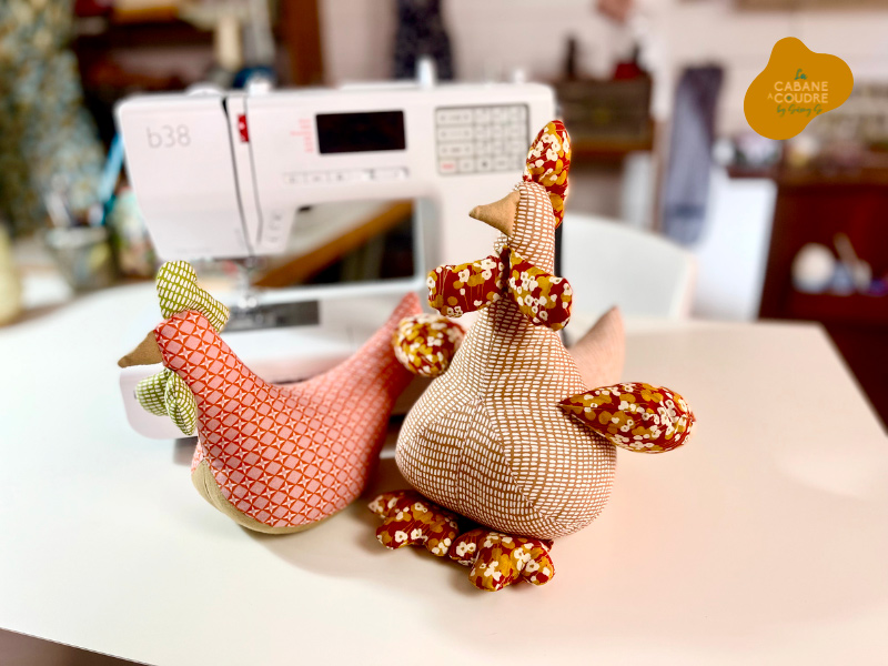 La cabane à coudre tutoriel vidéo gratuit disponible sur YouTube pour coudre une poule cale-porte