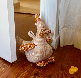 La cabane à coudre tutoriel vidéo gratuit disponible sur YouTube pour coudre une poule cale-porte