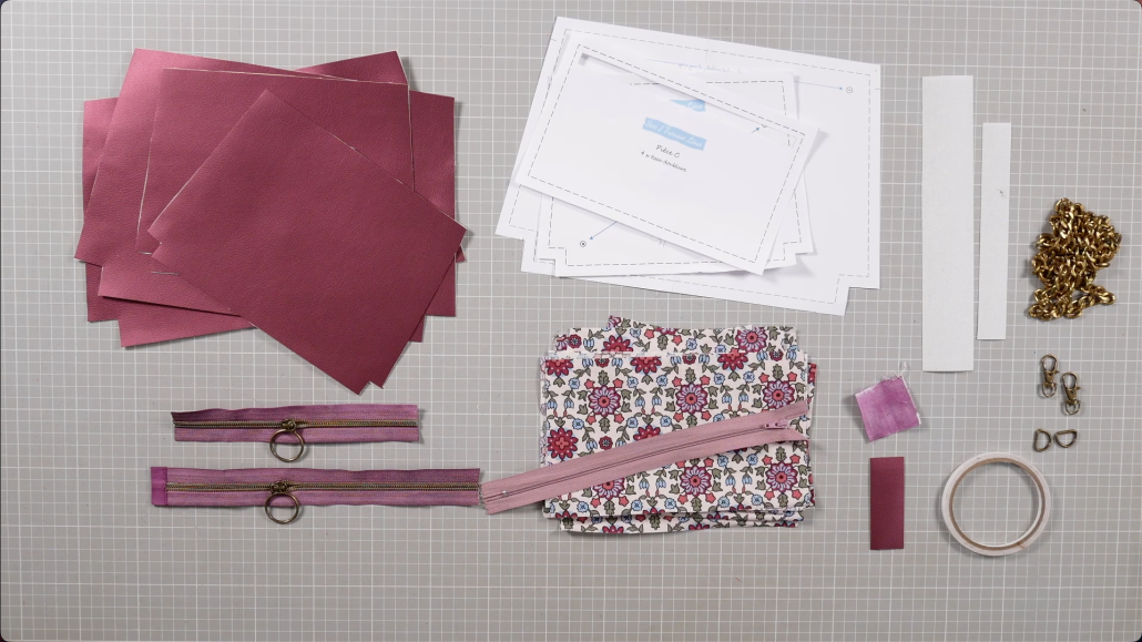 Matériel et pièces découpées pour coudre le sac 3-en-1 Léna : simili cuir, doublure, fermetures, patron et accessoires.